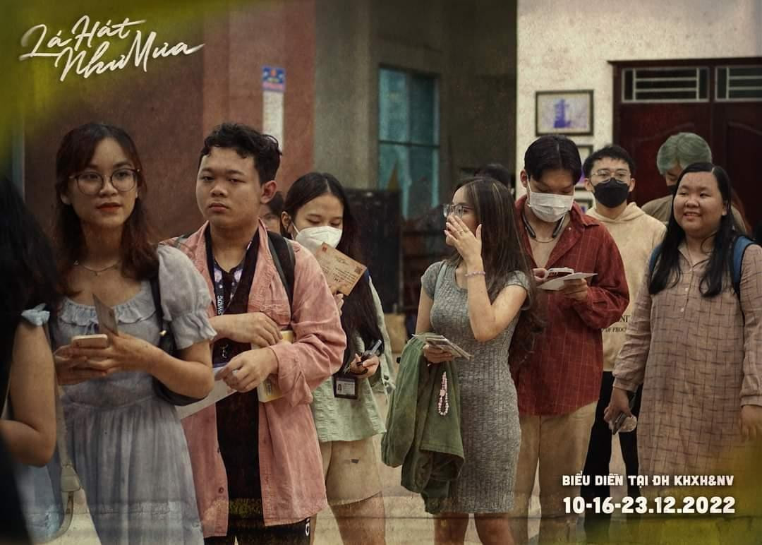 Sinh viên có mặt từ rất sớm để check-in. Nguồn: Fanpage Sân Khấu Kịch Báo Chí Nhân Văn Sinh viên có mặt từ rất sớm để check-in. Nguồn: Fanpage Sân Khấu Kịch Báo Chí Nhân Văn