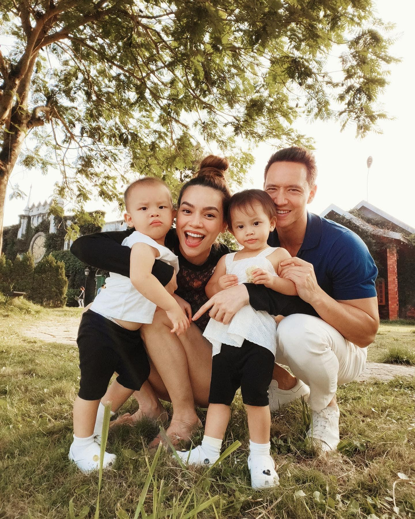 Dù bận rộn với công việc nhưng cả hai nghệ sĩ vẫn dành thời gian cho các con. Dù bận rộn với công việc nhưng cả hai nghệ sĩ vẫn dành thời gian cho các con.