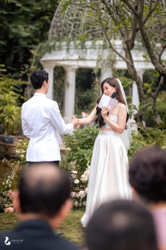 Khoảnh khắc xúc động của cặp đôi trong hôn lễ chính thức của mình.