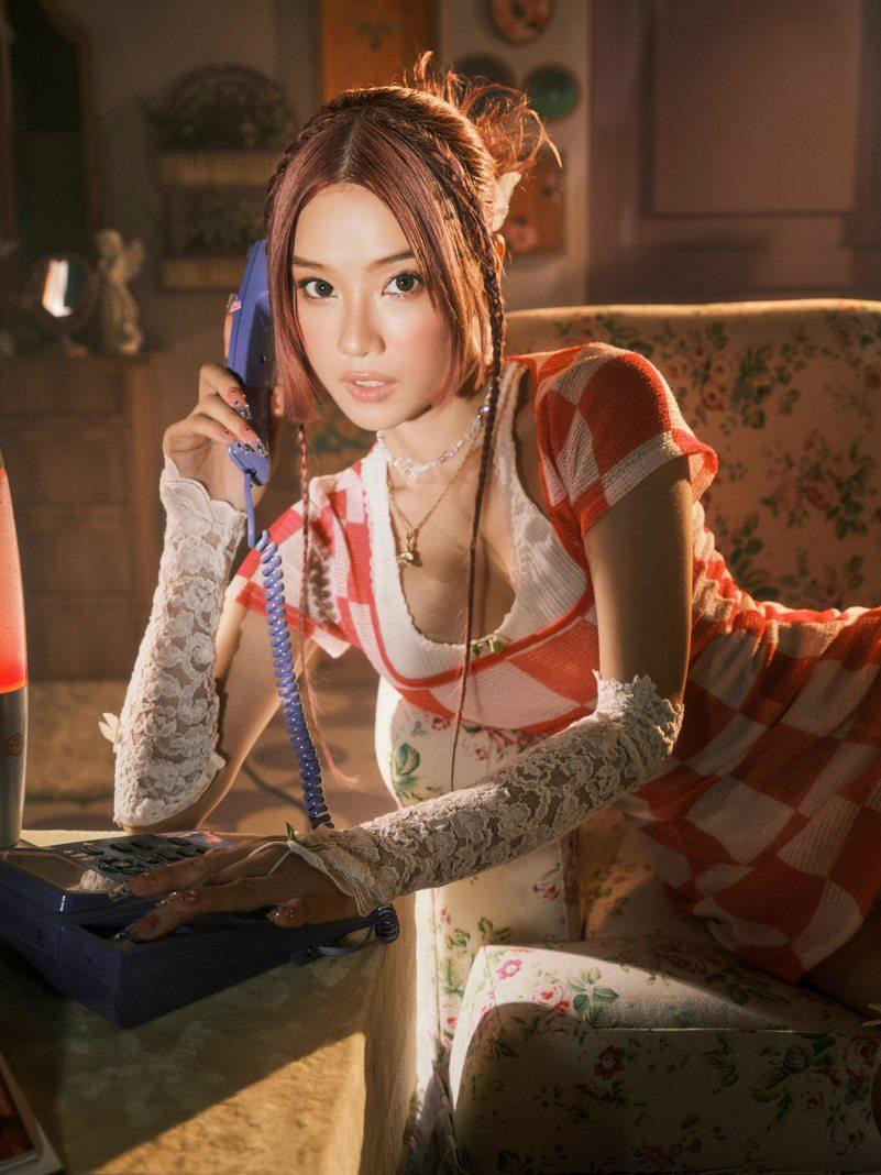 Ừ! Em Xin Lỗi đánh dấu sự trở lại đầy ấn tượng của Hoàng Yến Chibi. Ừ! Em Xin Lỗi đánh dấu sự trở lại đầy ấn tượng của Hoàng Yến Chibi.