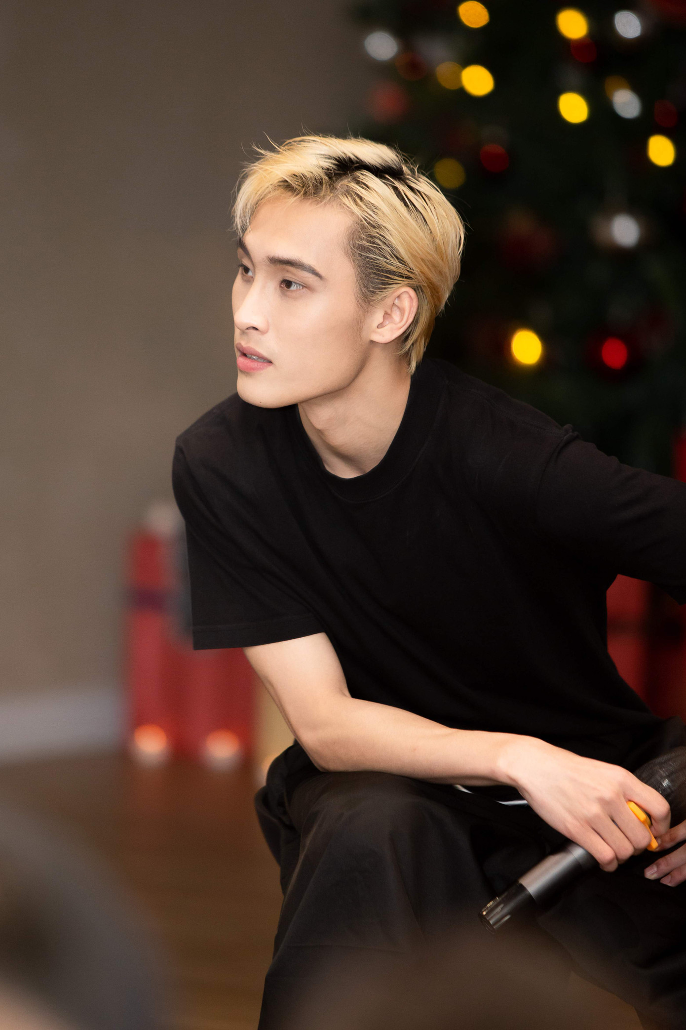 Tại buổi fan meeting, nam ca sĩ cũng chia sẻ về những dự định trong năm tới của bản thân. Tại buổi fan meeting, nam ca sĩ cũng chia sẻ về những dự định trong năm tới của bản thân.