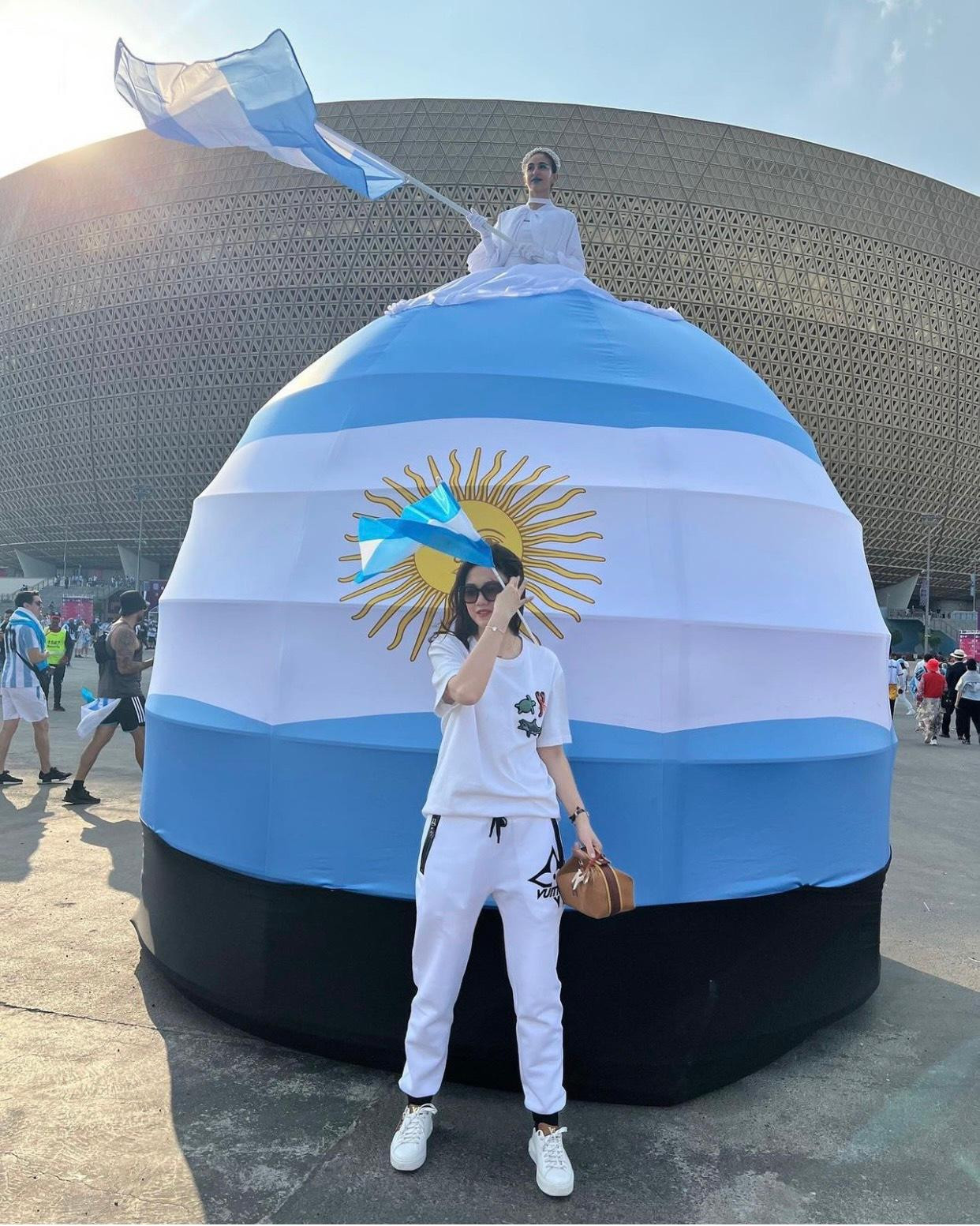 Á hậu Thanh Tú có mặt tại sân vận động từ rất sớm. Á hậu Thanh Tú có mặt tại sân vận động từ rất sớm.