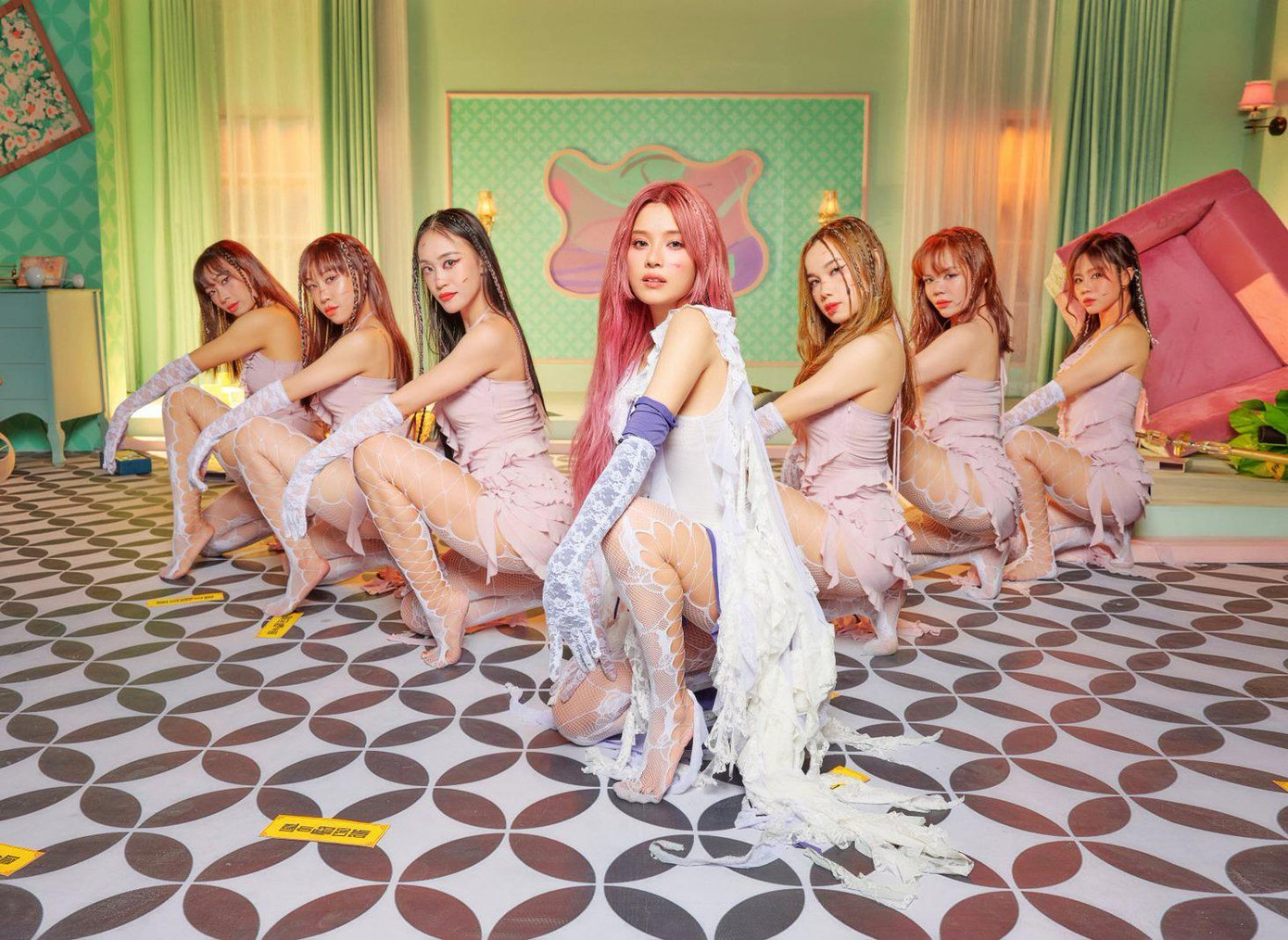 MV có sự đầu tư kỹ lưỡng về mặt âm nhạc và ý tưởng, hình ảnh. MV có sự đầu tư kỹ lưỡng về mặt âm nhạc và ý tưởng, hình ảnh.