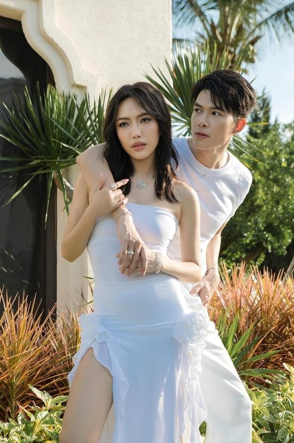 Lễ cưới của "cô dâu tháng 10" Diệu Nhi hiện đang nhận được sự quan tâm của nhiều người. Lễ cưới của "cô dâu tháng 10" Diệu Nhi hiện đang nhận được sự quan tâm của nhiều người.