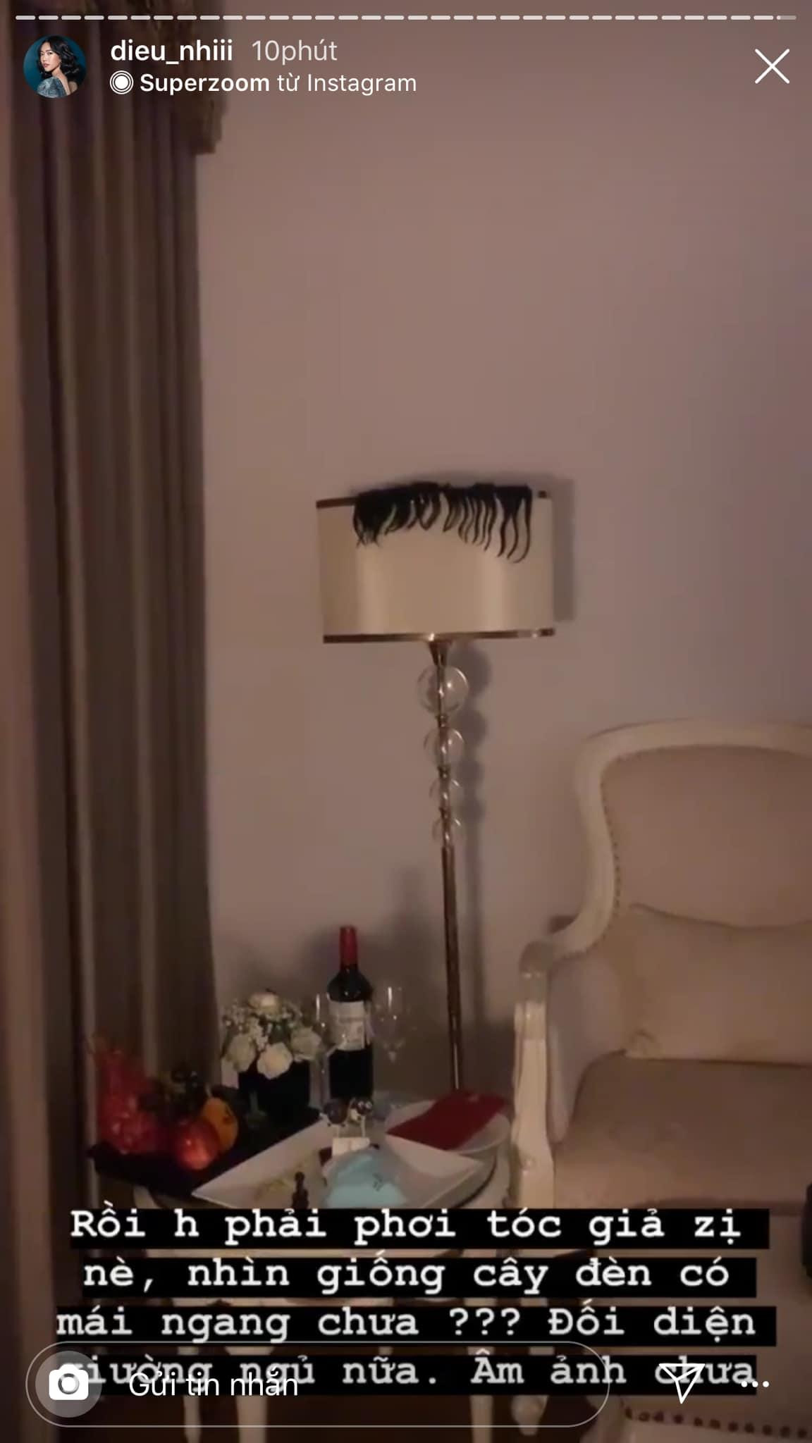 Mái tóc giả bị ướt trở thành câu chuyện ám ảnh của Diệu Nhi. Mái tóc giả bị ướt trở thành câu chuyện ám ảnh của Diệu Nhi.