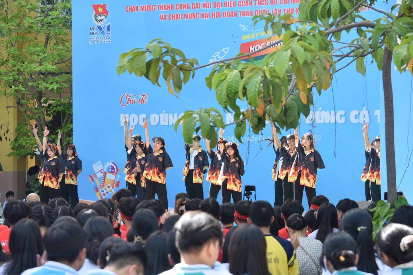 "Cháy" hết mình với Vũ Điệu Thanh Xuân. Nguồn: Fanpage trường THPT Hùng Vương "Cháy" hết mình với Vũ Điệu Thanh Xuân. Nguồn: Fanpage trường THPT Hùng Vương