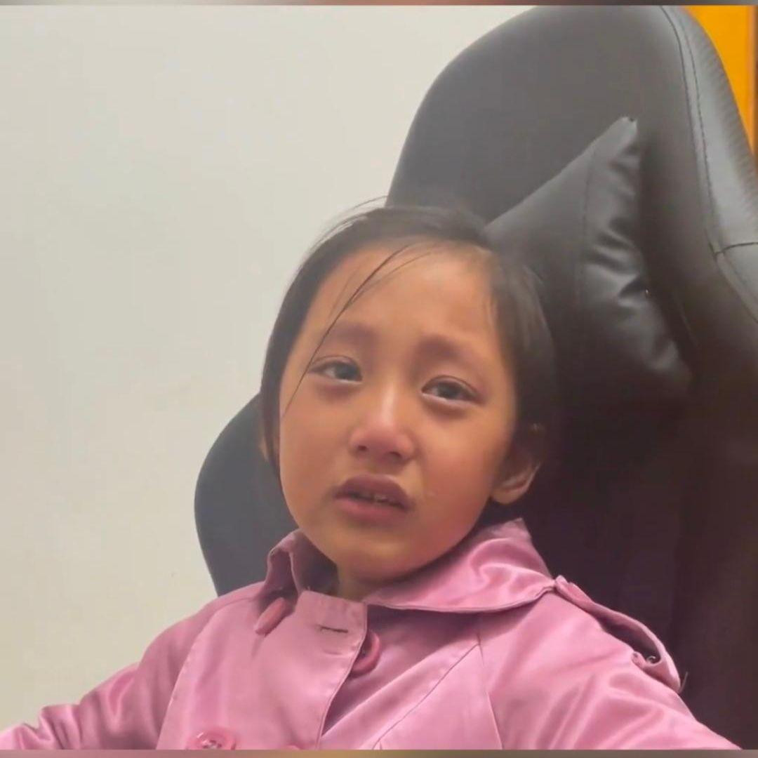 Cô bé muốn được đi chơi như những đứa trẻ đồng trang lứa khác. Cô bé muốn được đi chơi như những đứa trẻ đồng trang lứa khác.