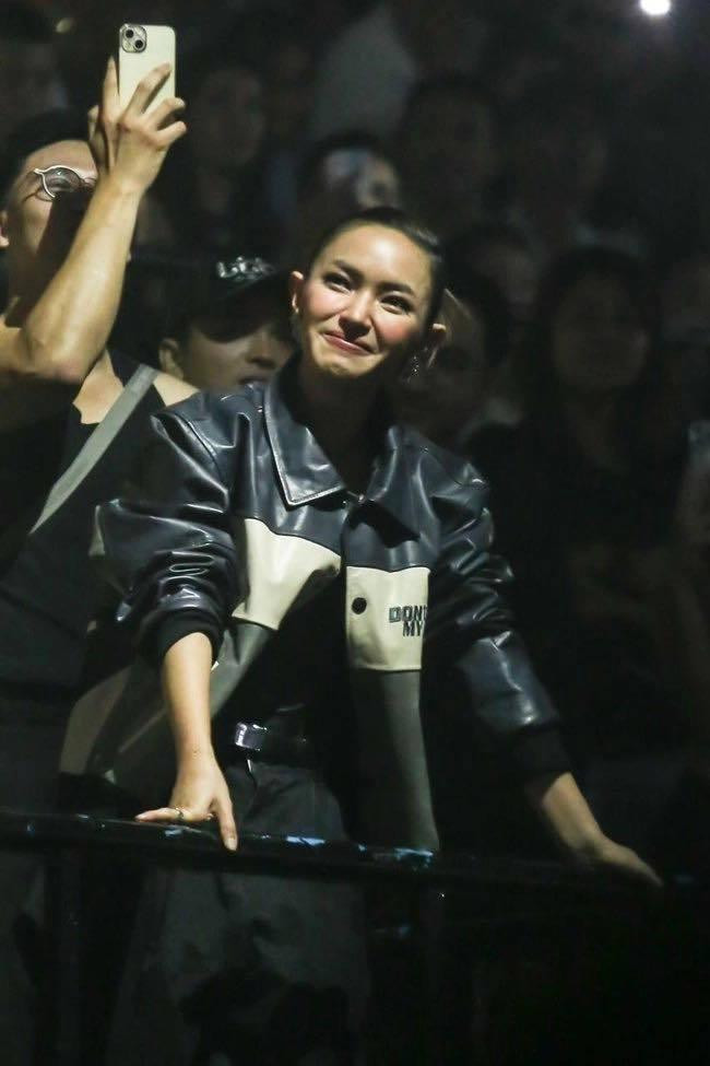 Châu Bùi không khỏi xúc động trước màn thể hiện của nam rapper Binz.