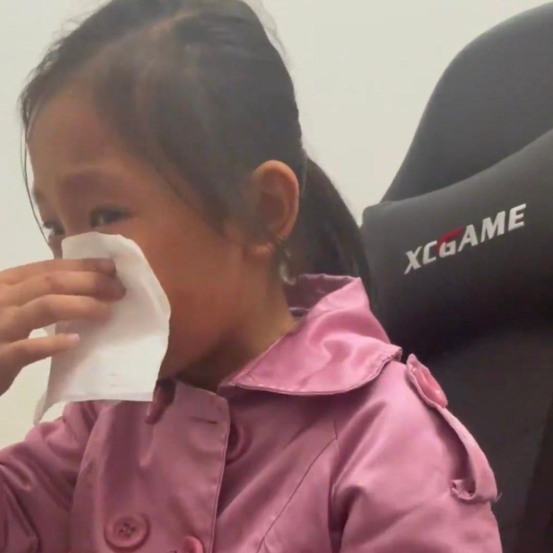 Dù tuổi còn nhỏ, nhưng cô bé suy nghĩ rất trưởng thành. Dù tuổi còn nhỏ, nhưng cô bé suy nghĩ rất trưởng thành.