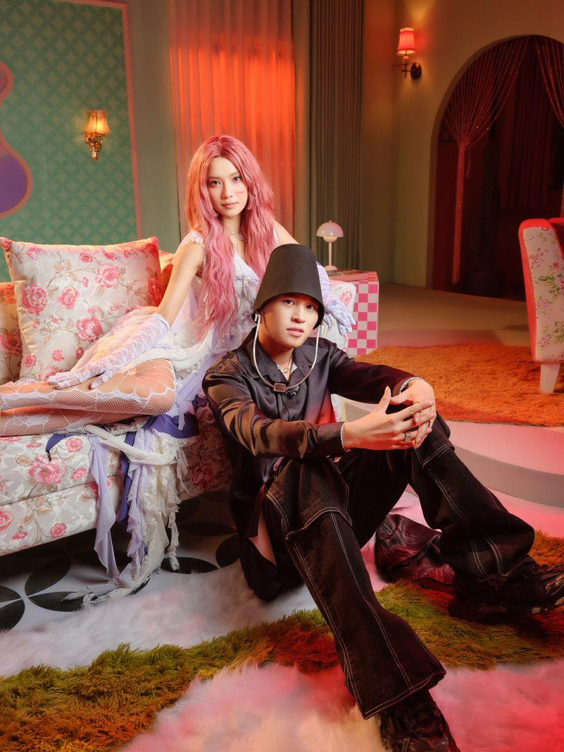 Ca khúc Ừ! Em Xin Lỗi được sáng tác và sản xuất bởi “phù thủy âm nhạc” Khắc Hưng. Ca khúc Ừ! Em Xin Lỗi được sáng tác và sản xuất bởi “phù thủy âm nhạc” Khắc Hưng.