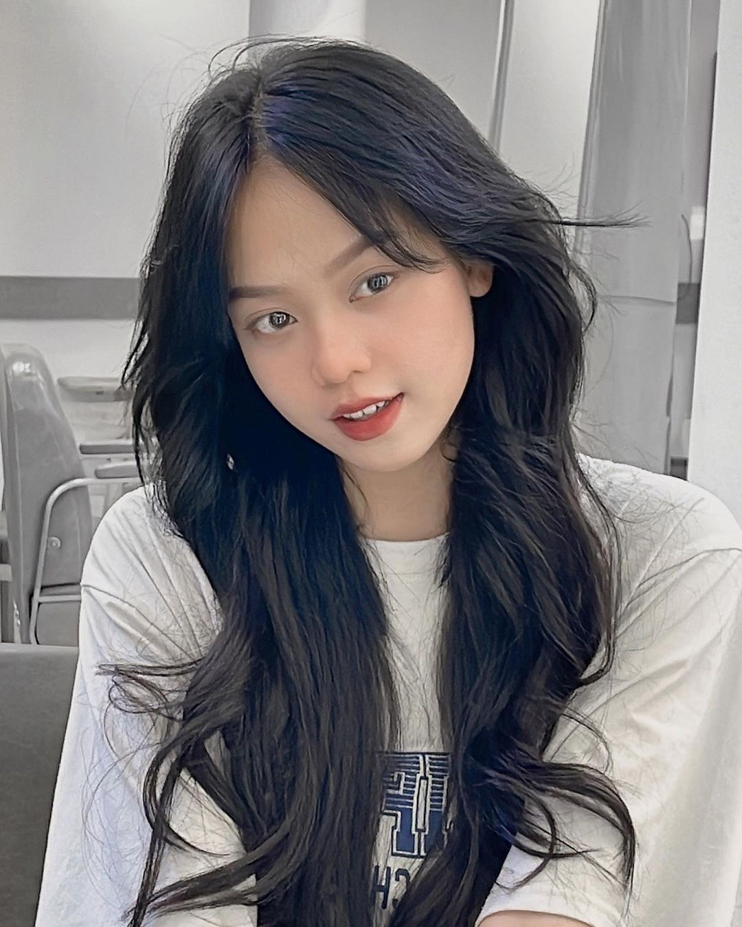 Mỹ nhân sinh năm 2003 khoe khéo khả năng make-up cùng gu thời trang đa dạng.