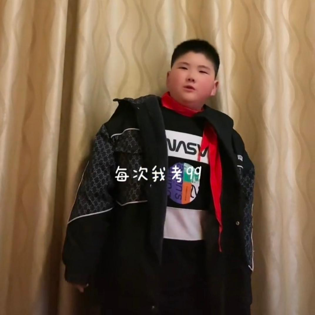 Áp lực học tập đè nặng lên cậu bé tiểu học khiến nhiều người không khỏi thương xót. Áp lực học tập đè nặng lên cậu bé tiểu học khiến nhiều người không khỏi thương xót.