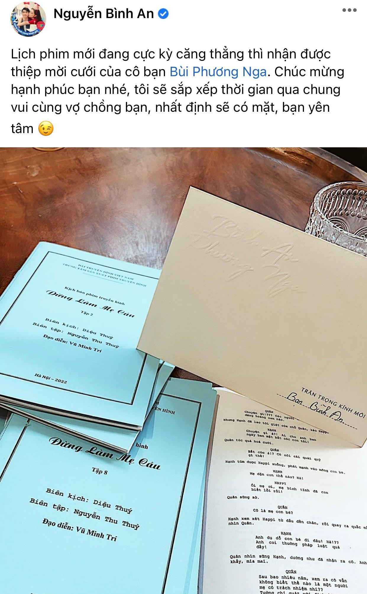 Chú rể khoe tấm thiệp cưới đặc biệt đến từ vị trí cô dâu. Chú rể khoe tấm thiệp cưới đặc biệt đến từ vị trí cô dâu.