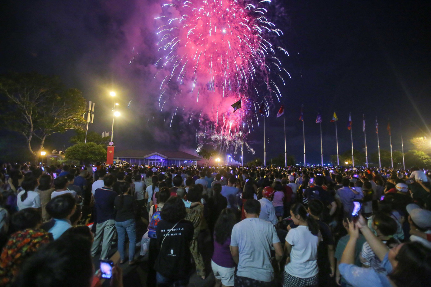 Góc xem pháo hoa tại công viên bến Bạch Đằng rất đáng để bạn lựa chọn. Góc xem pháo hoa tại công viên bến Bạch Đằng rất đáng để bạn lựa chọn.