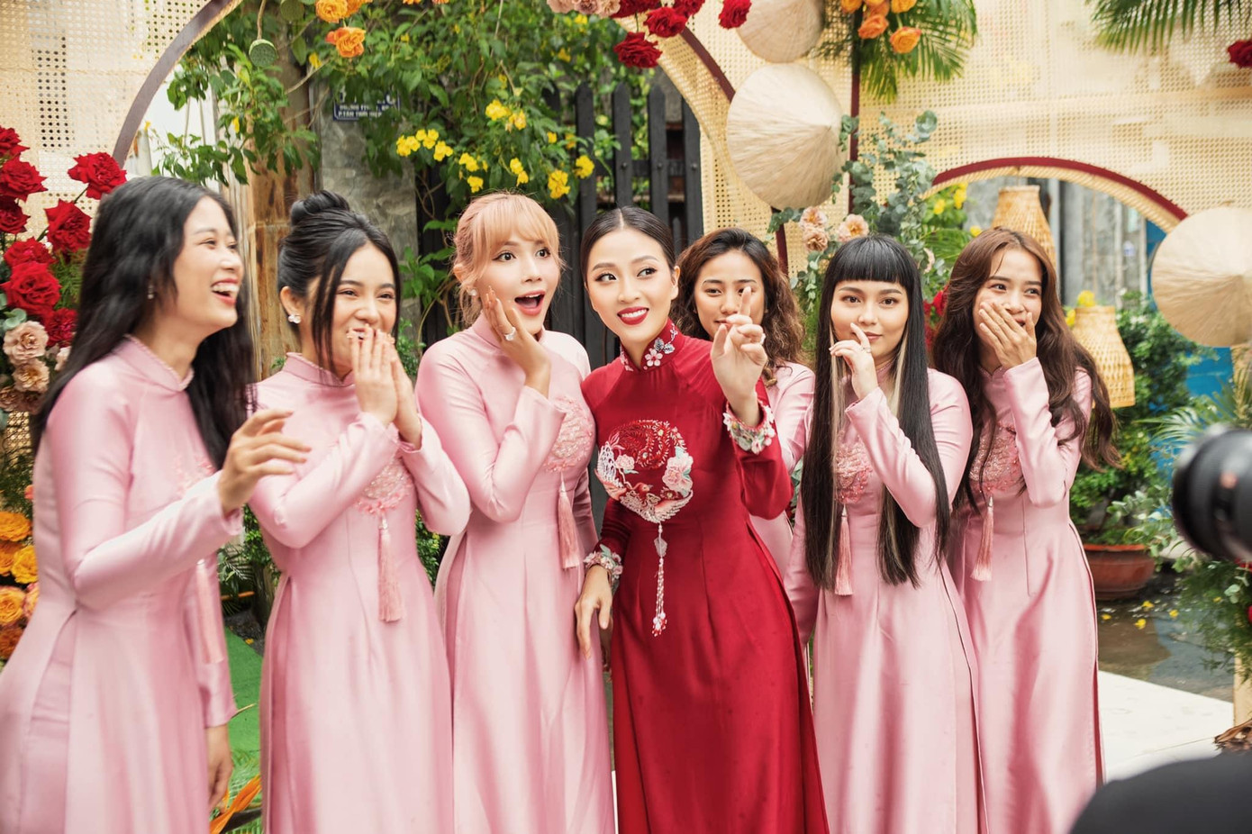 Nhan sắc của dàn bưng tráp phía nhà gái. Ảnh: FBNV Nhan sắc của dàn bưng tráp phía nhà gái. Ảnh: FBNV