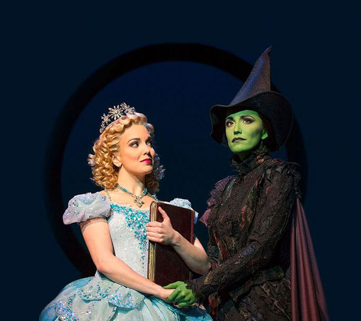 Hình tượng 2 nữ phù thủy Glinda và Elphaba trong vở nhạc kịch Broadway "Wicked".