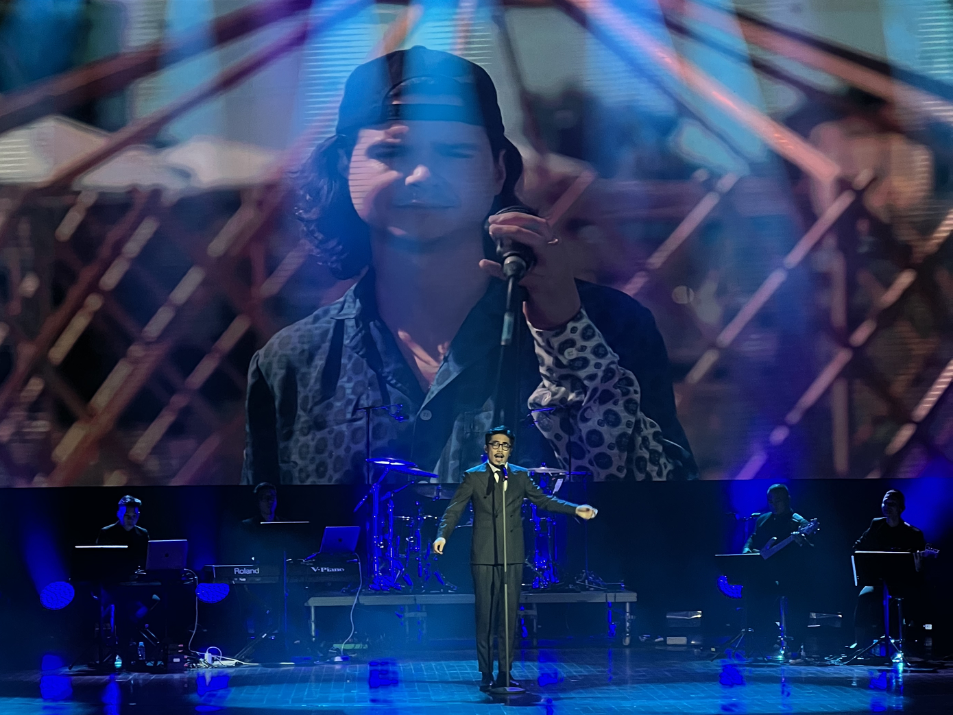 Vũ. và Lukas Graham vinh dự trình diễn bản hit Happy For You tại Chương trình ngoại giao Đan Mạch - Việt Nam. Vũ. và Lukas Graham vinh dự trình diễn bản hit Happy For You tại Chương trình ngoại giao Đan Mạch - Việt Nam.