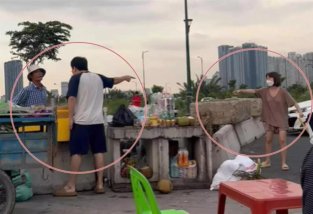 Mâu thuẫn đến từ việc người bán hàng rong cho rằng JayKii đỗ xe chắn chỗ buôn bán.