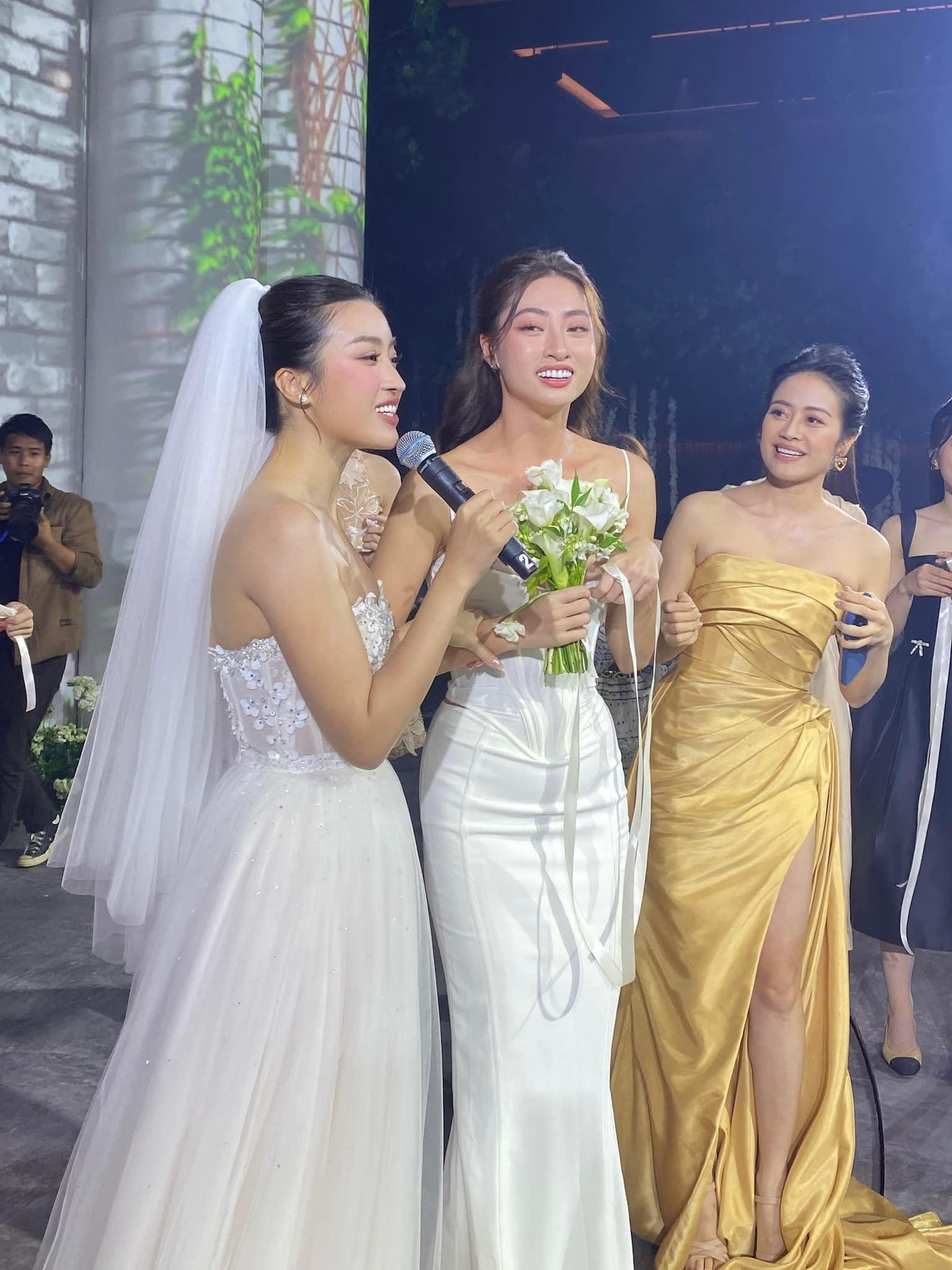 Khoảnh khắc Lương Thùy Linh bắt được hoa cưới.