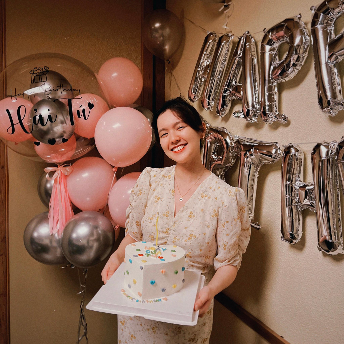 Hải Tú vui tươi đón tuổi mới với nhan sắc có nhiều sự thay đổi. Hải Tú vui tươi đón tuổi mới với nhan sắc có nhiều sự thay đổi.