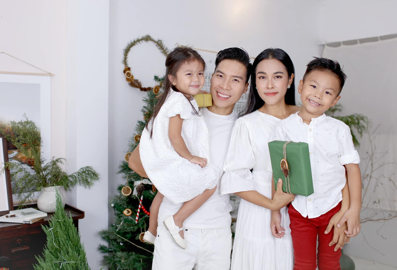 Gia đình 4 người của Ngọc Mai - Quốc Nghiệp chuẩn bị chào đón thành viên thứ 5?