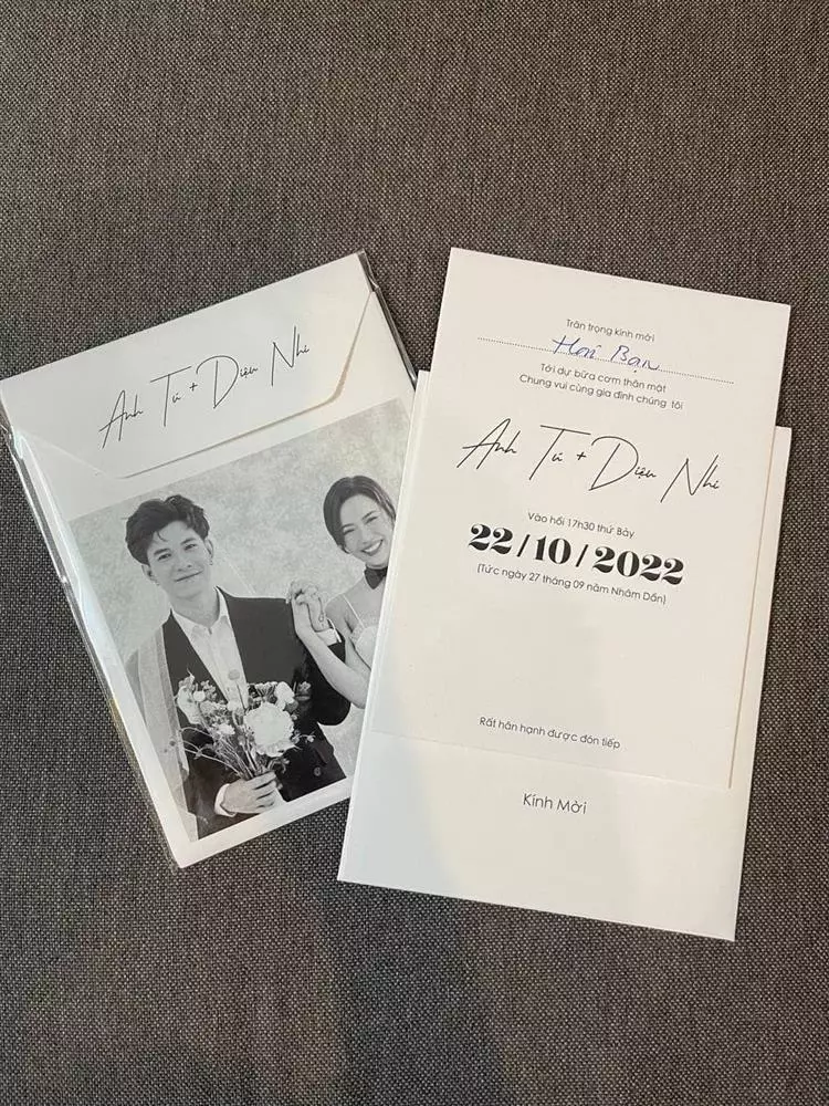 Tấm thiệp mời tại Hà Nội được tối giản hơn nhiều so với tấm thiệp gốc.