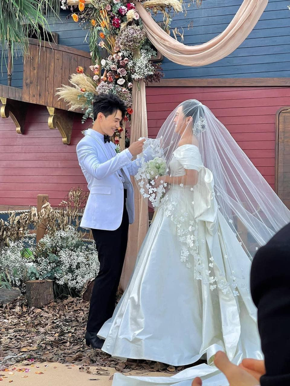 Anh Tú nhiều lần rơi nước mắt vì xúc động trong lễ cưới của mình. Anh Tú nhiều lần rơi nước mắt vì xúc động trong lễ cưới của mình.