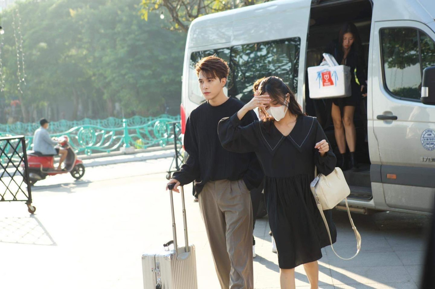 Visual cực "chất" của cặp đôi khi di chuyển đến địa điểm tổ chức lễ cưới.