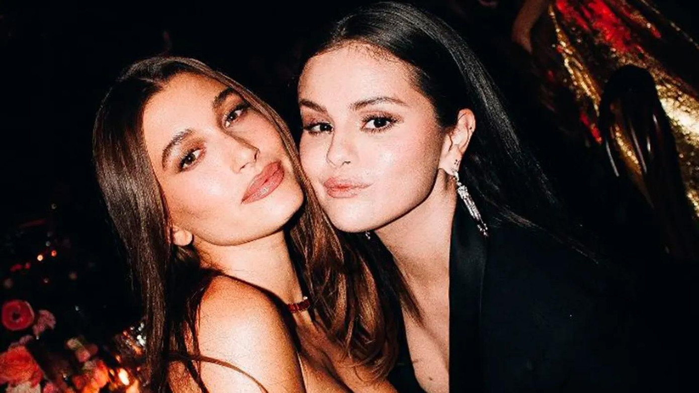 Hailey Bieber và Selena Gomez chụp ảnh thân thiết.