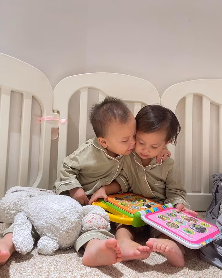 Hai nhóc tì nhà Hồ Ngọc Hà rất yêu thương nhau.
