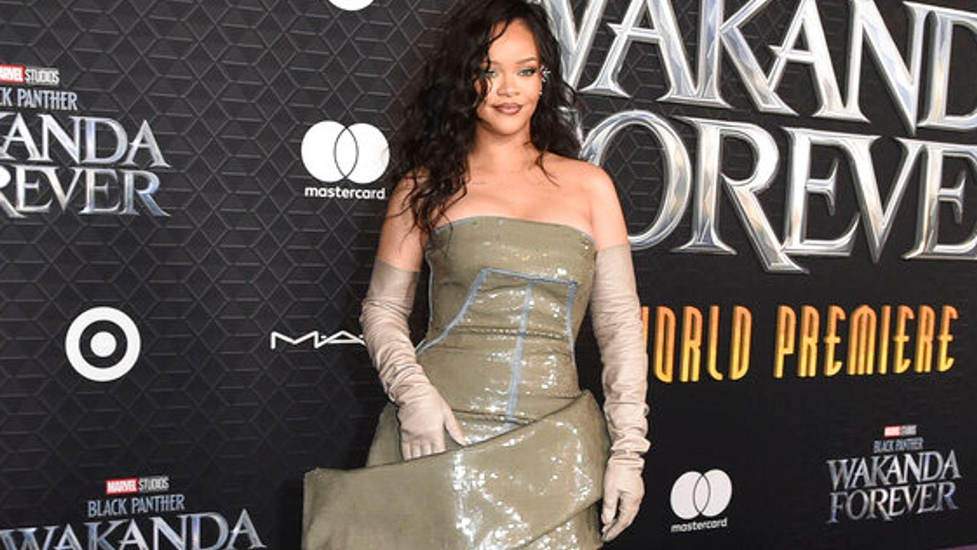 Màn trở lại của Rihanna với "Born Again" có lẽ vẫn chưa thật sự thoả mãn công chúng. Màn trở lại của Rihanna với "Born Again" có lẽ vẫn chưa thật sự thoả mãn công chúng.