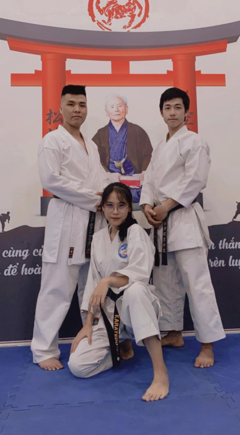 Ngọc Hằng (giữa) sở hữu Nhị đẳng huyền đai môn Karatedo và từng đạt nhiều Huy chương Vàng, Bạc, Đồng ở bộ môn Điền kinh và Karatedo các cấp.