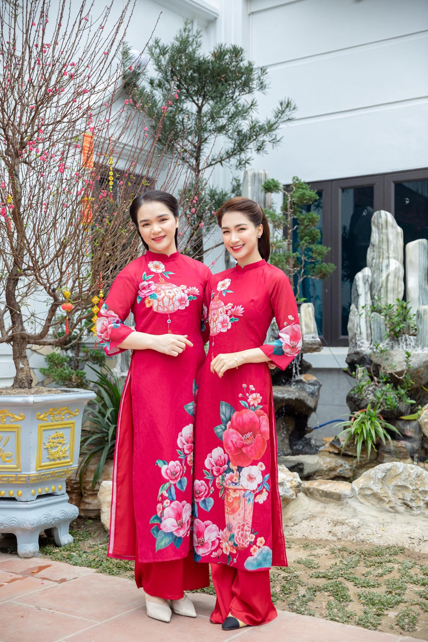 Hòa Minzy khoe ảnh trong khuôn viên căn nhà rộng lớn. Hòa Minzy khoe ảnh trong khuôn viên căn nhà rộng lớn.