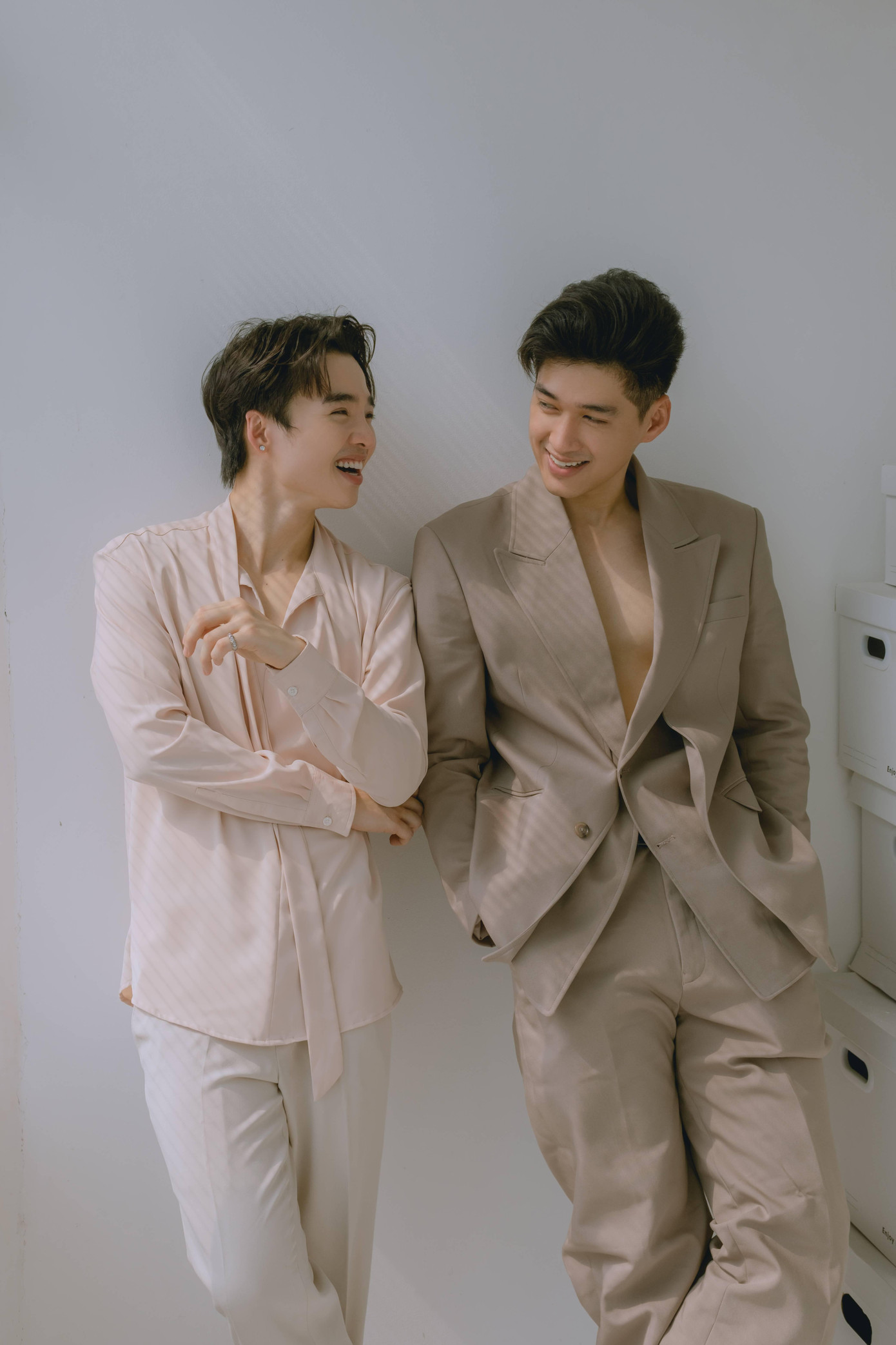 Nụ cười tỏa nắng cùng thân hình chuẩn chỉnh của hai nam chính khiến bao con tim "rung rinh". Nụ cười tỏa nắng cùng thân hình chuẩn chỉnh của hai nam chính khiến bao con tim "rung rinh".