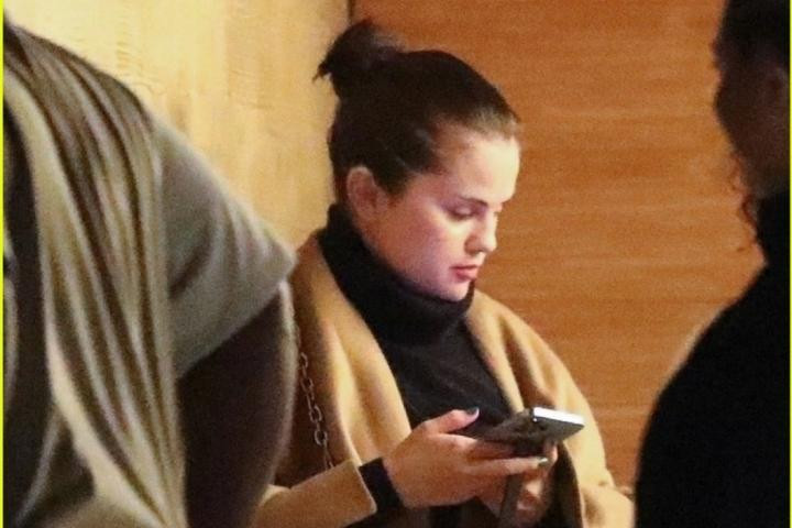 Selena Gomez tỏ ra không quá bận tâm đến những ồn ào gần đây.