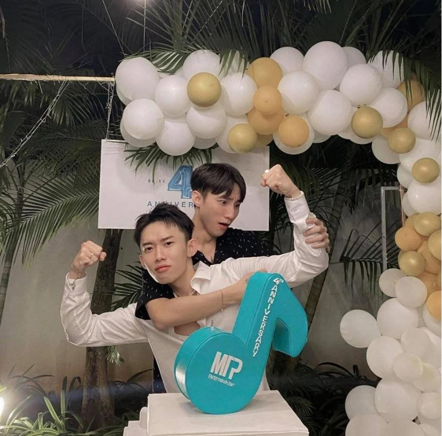 Loạt hành động ẩn ý liên tiếp của Kay Trần khiến netizen suy đoán màn “dứt áo ra đi" của anh chàng chẳng hề êm ấm như nhiều người nghĩ. Loạt hành động ẩn ý liên tiếp của Kay Trần khiến netizen suy đoán màn “dứt áo ra đi" của anh chàng chẳng hề êm ấm như nhiều người nghĩ.