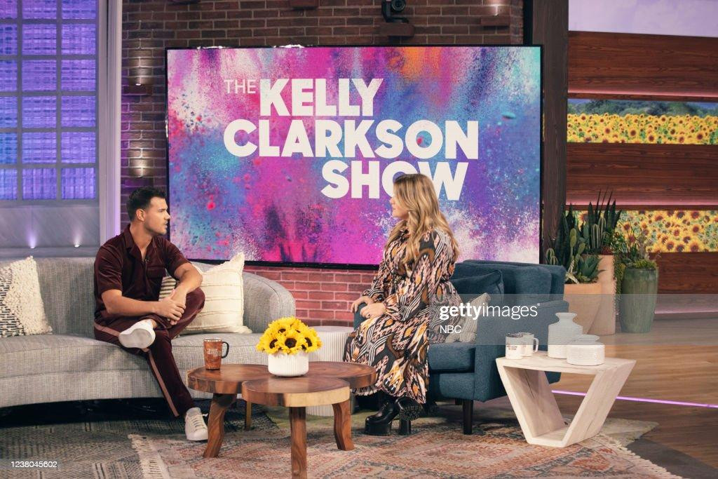 &quot;Tay trai&quot; trên chương trình trò chuyện của nữ ca sĩ nổi tiếng Kelly Clarkson.