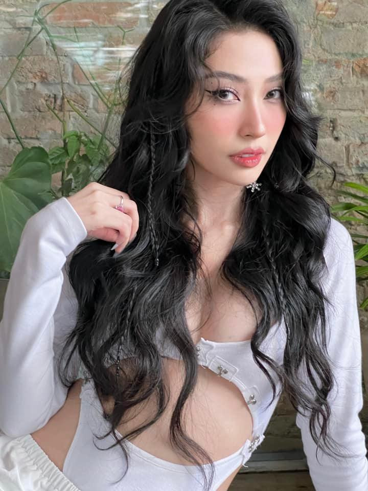 Trước tin đồn hẹn hò với ca sĩ Cody, Khổng Tú Quỳnh vẫn lựa chọn im lặng. Trước tin đồn hẹn hò với ca sĩ Cody, Khổng Tú Quỳnh vẫn lựa chọn im lặng.