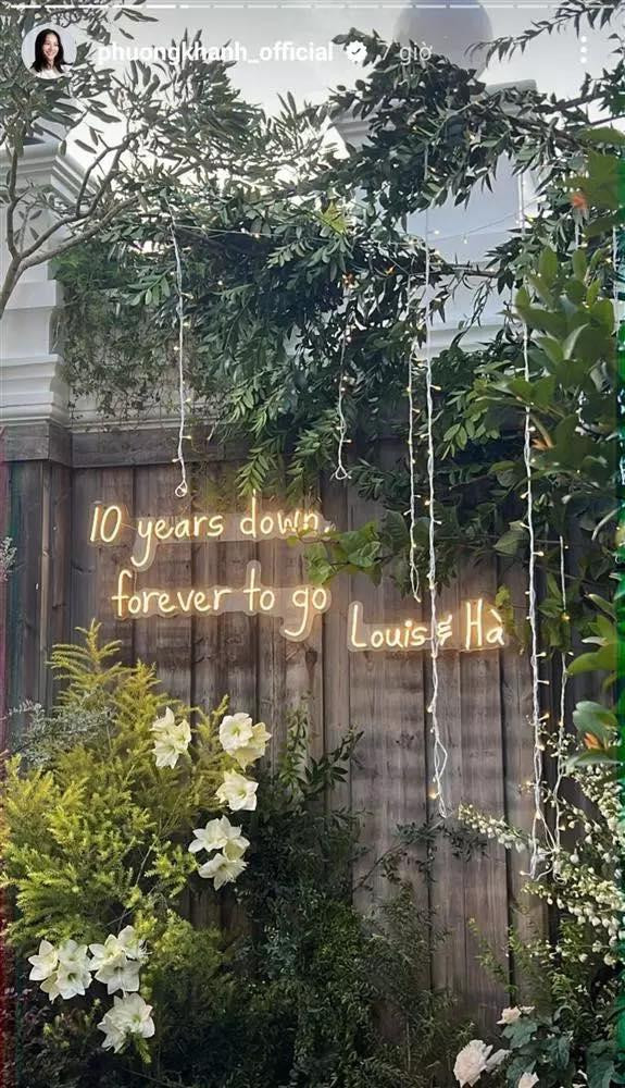 Không gian tiệc kỷ niệm được chuẩn bị rất chỉn chu với màu trắng chủ đạo sang trọng. Ảnh: @PhuongKhanh_Official Không gian tiệc kỷ niệm được chuẩn bị rất chỉn chu với màu trắng chủ đạo sang trọng. Ảnh: @PhuongKhanh_Official