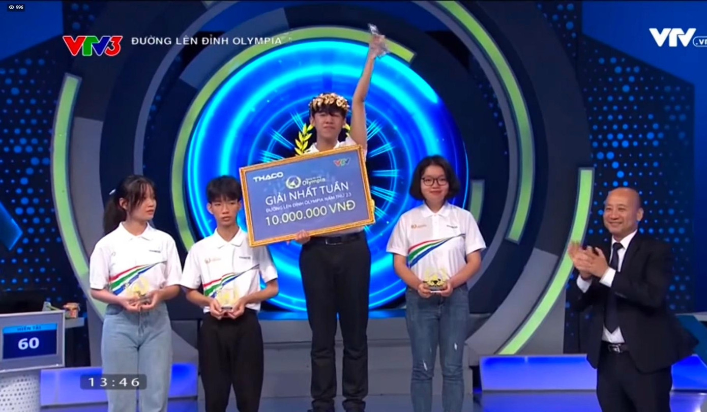 Nam sinh Hà Nội &quot;xử gọn&quot; đối thủ, bất ngờ chiến thắng với 220 điểm.