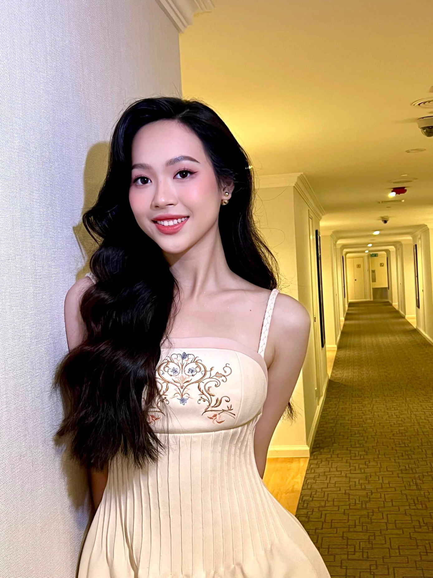 Đa số các mẫu váy áo được Thùy Linh lựa chọn thường đơn giản nhưng thanh lịch.