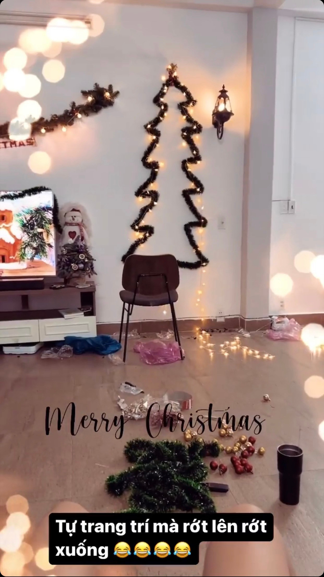 Á hậu Mâu Thủy hào hứng chia sẻ lại quá trình chuẩn bị cầu kỳ tại phòng khách.