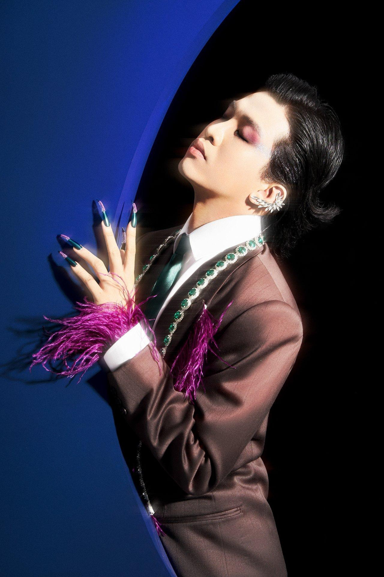 Mew Amazing lựa chọn hoá thân thành "phù thuỷ âm nhạc". Mew Amazing lựa chọn hoá thân thành "phù thuỷ âm nhạc".