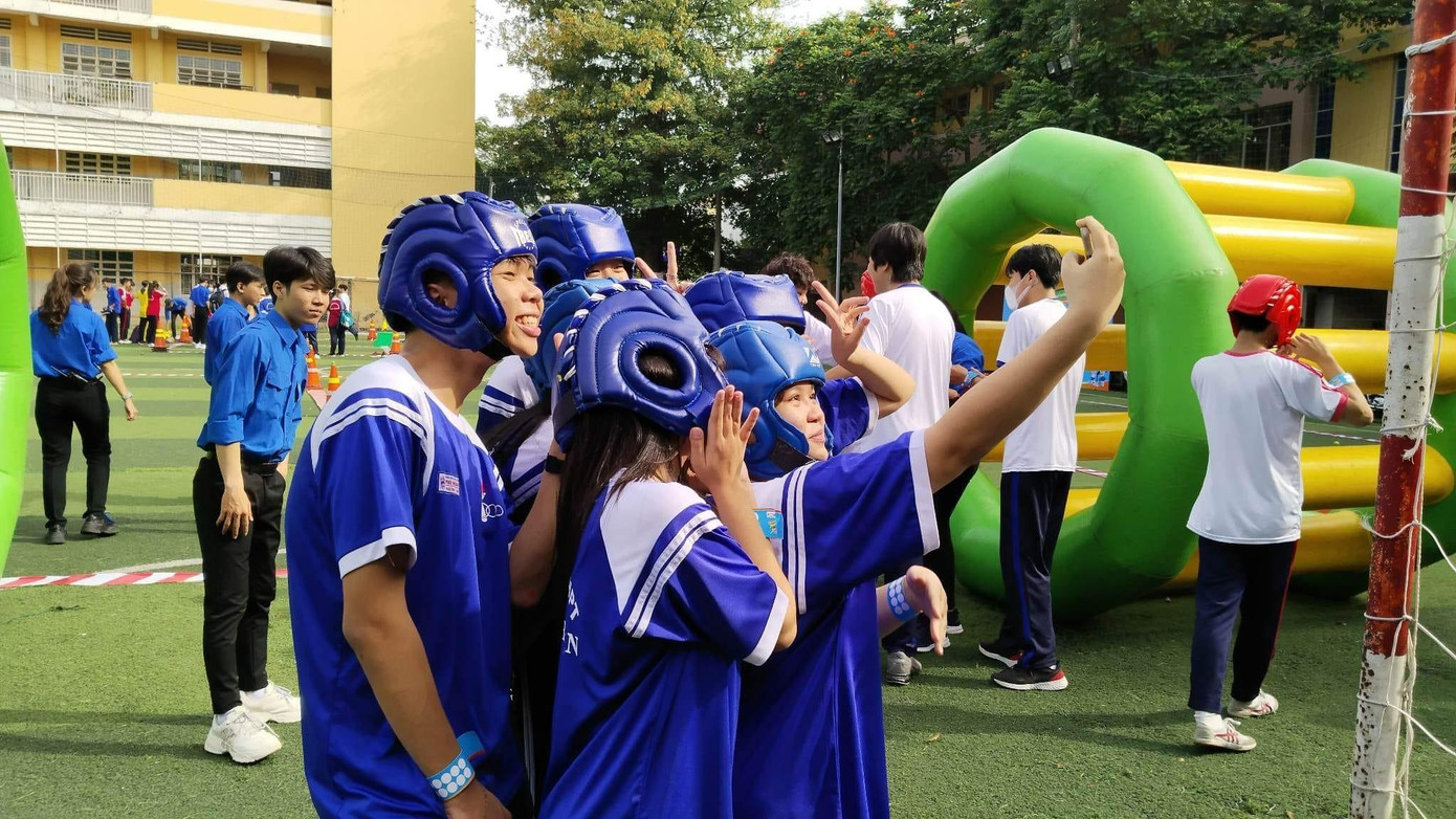 Từ trò chơi thể lực, đến rèn luyện trí não đều được thiết kế dành riêng cho các teen. Nguồn: Fanpage trường THPT Hùng Vương Từ trò chơi thể lực, đến rèn luyện trí não đều được thiết kế dành riêng cho các teen. Nguồn: Fanpage trường THPT Hùng Vương