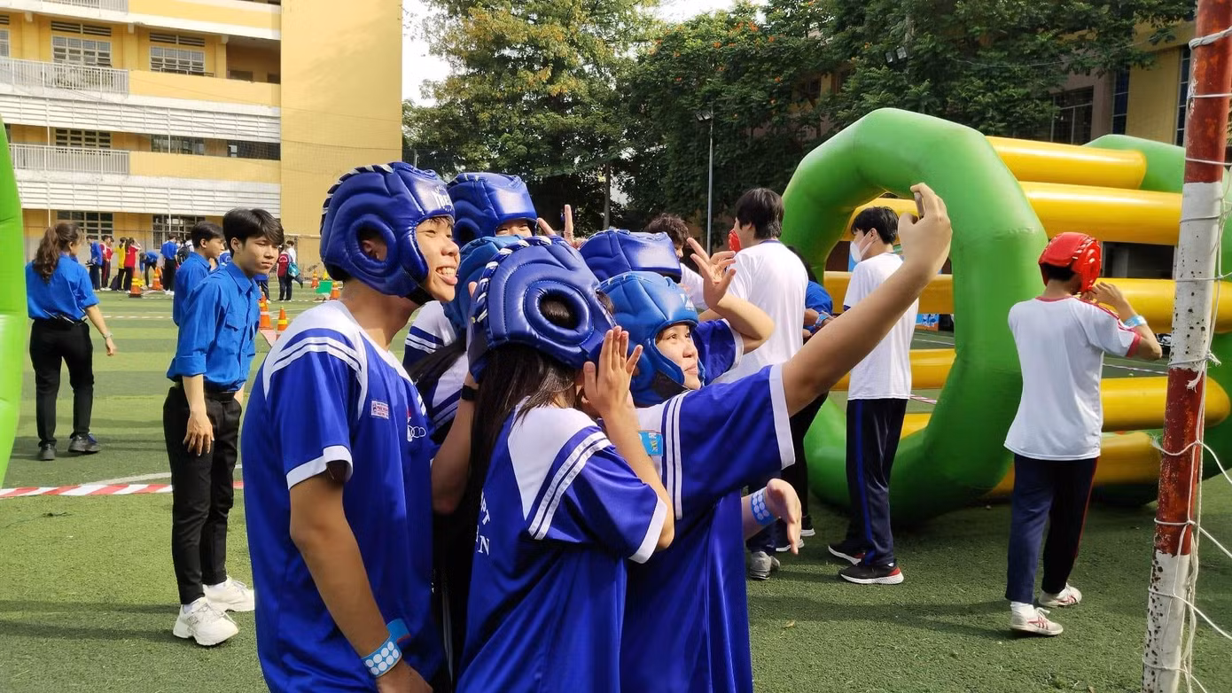 Từ trò chơi thể lực, đến rèn luyện trí não đều được thiết kế dành riêng cho các teen. Nguồn: Fanpage trường THPT Hùng Vương