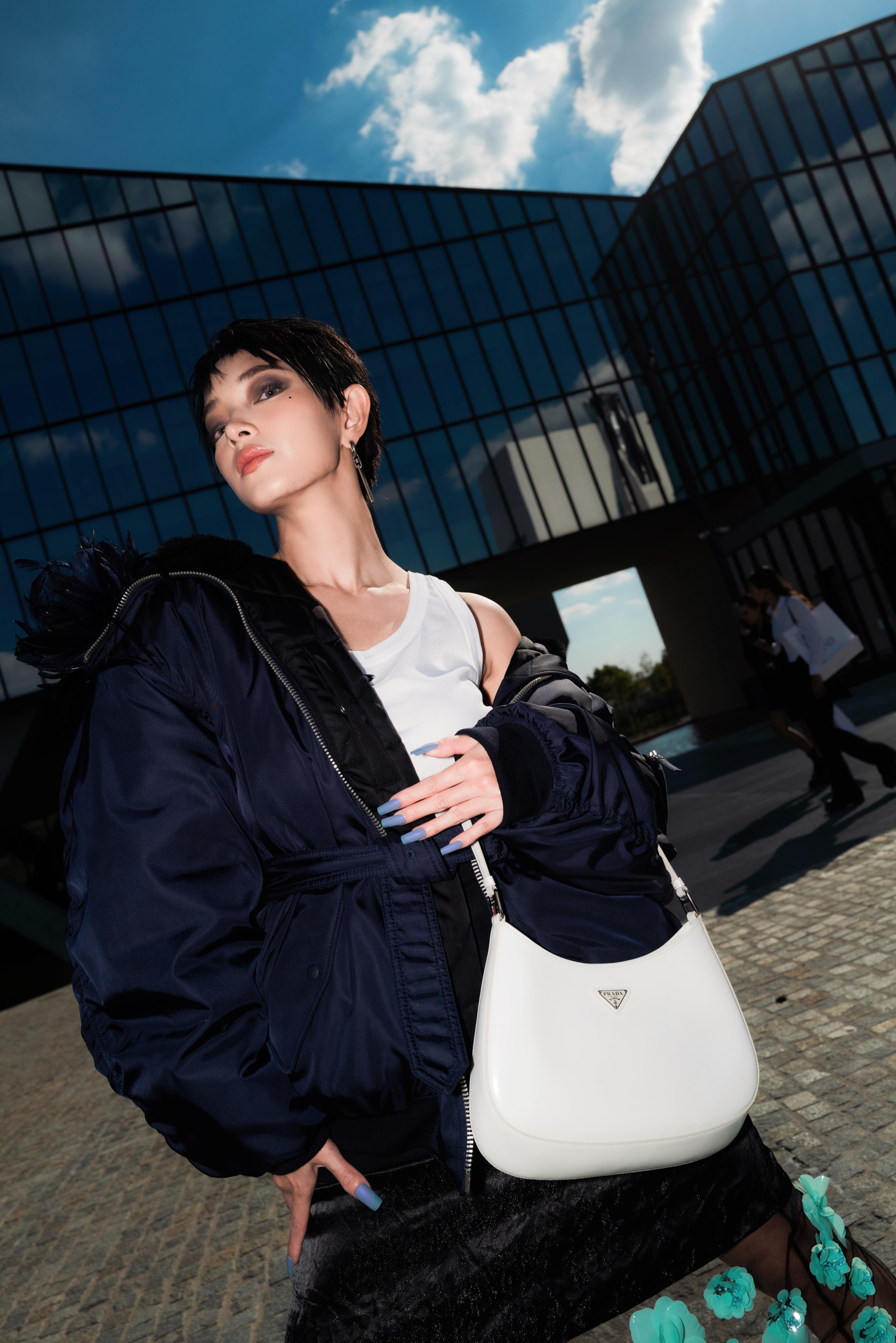 Châu Bùi xuất hiện với mái tóc tém đầy cá tính khi vừa đặt chân xuống Milan Fashion Week. Châu Bùi xuất hiện với mái tóc tém đầy cá tính khi vừa đặt chân xuống Milan Fashion Week.