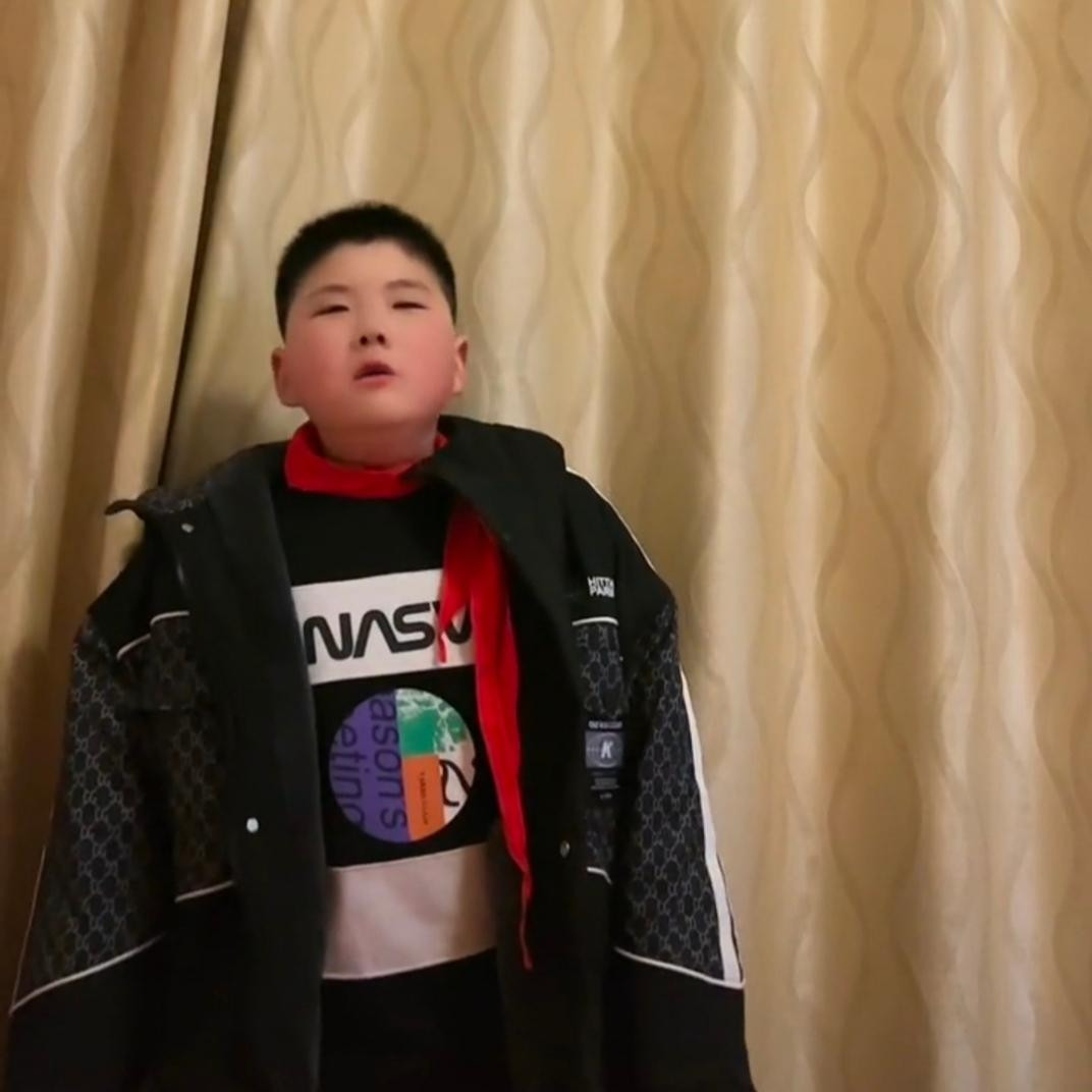 Cậu bé còn quá nhỏ để phải chịu đựng những áp lực từ người lớn. Cậu bé còn quá nhỏ để phải chịu đựng những áp lực từ người lớn.