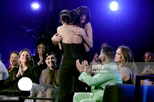 Jenna ôm chúc mừng cô bạn thân tại lễ trao giải vào tháng 6 vừa qua. (Nguồn: Getty Images)