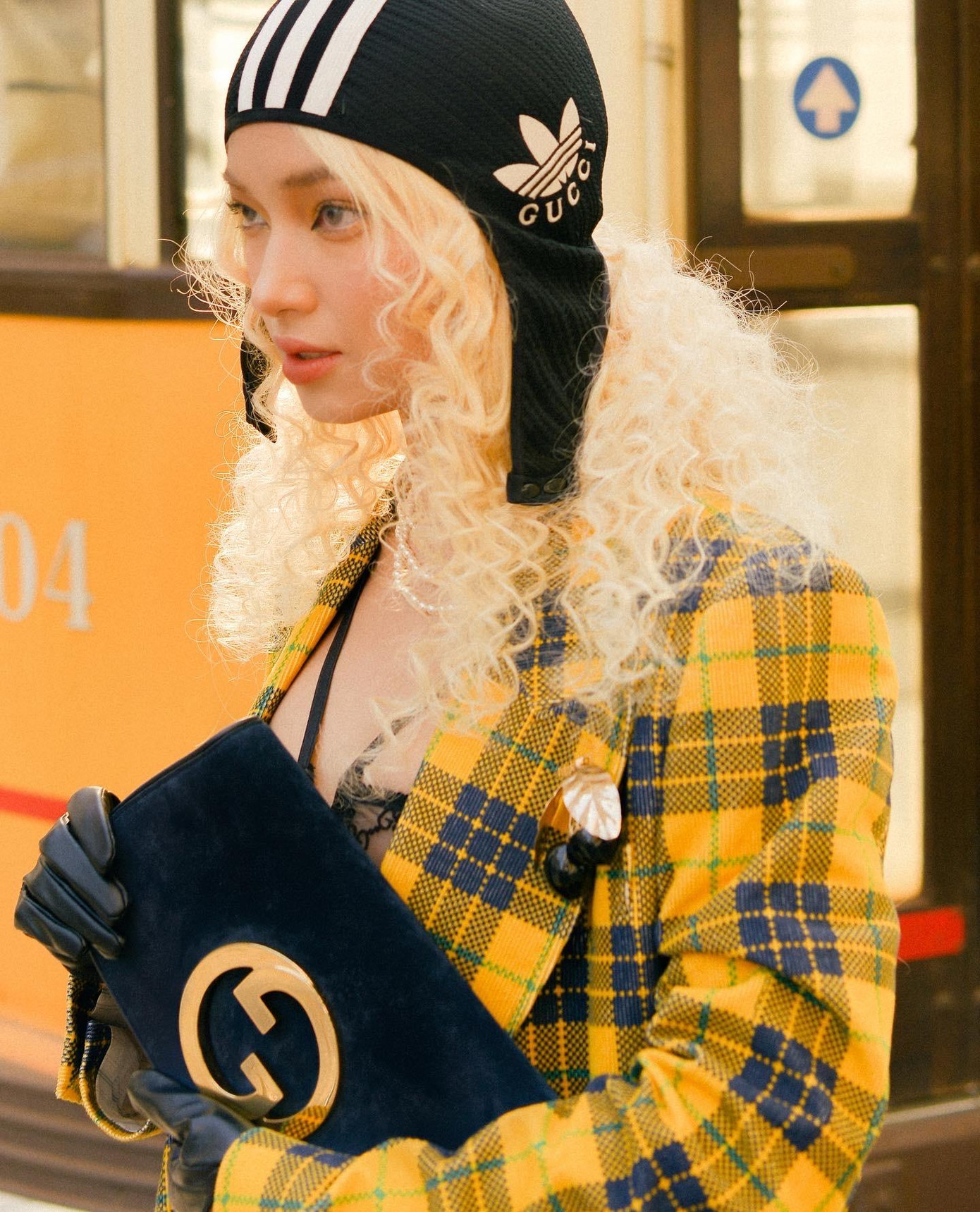 Liên tục tạo được dấu ấn với phong cách thời trang đầy cá tính. Liên tục tạo được dấu ấn với phong cách thời trang đầy cá tính.