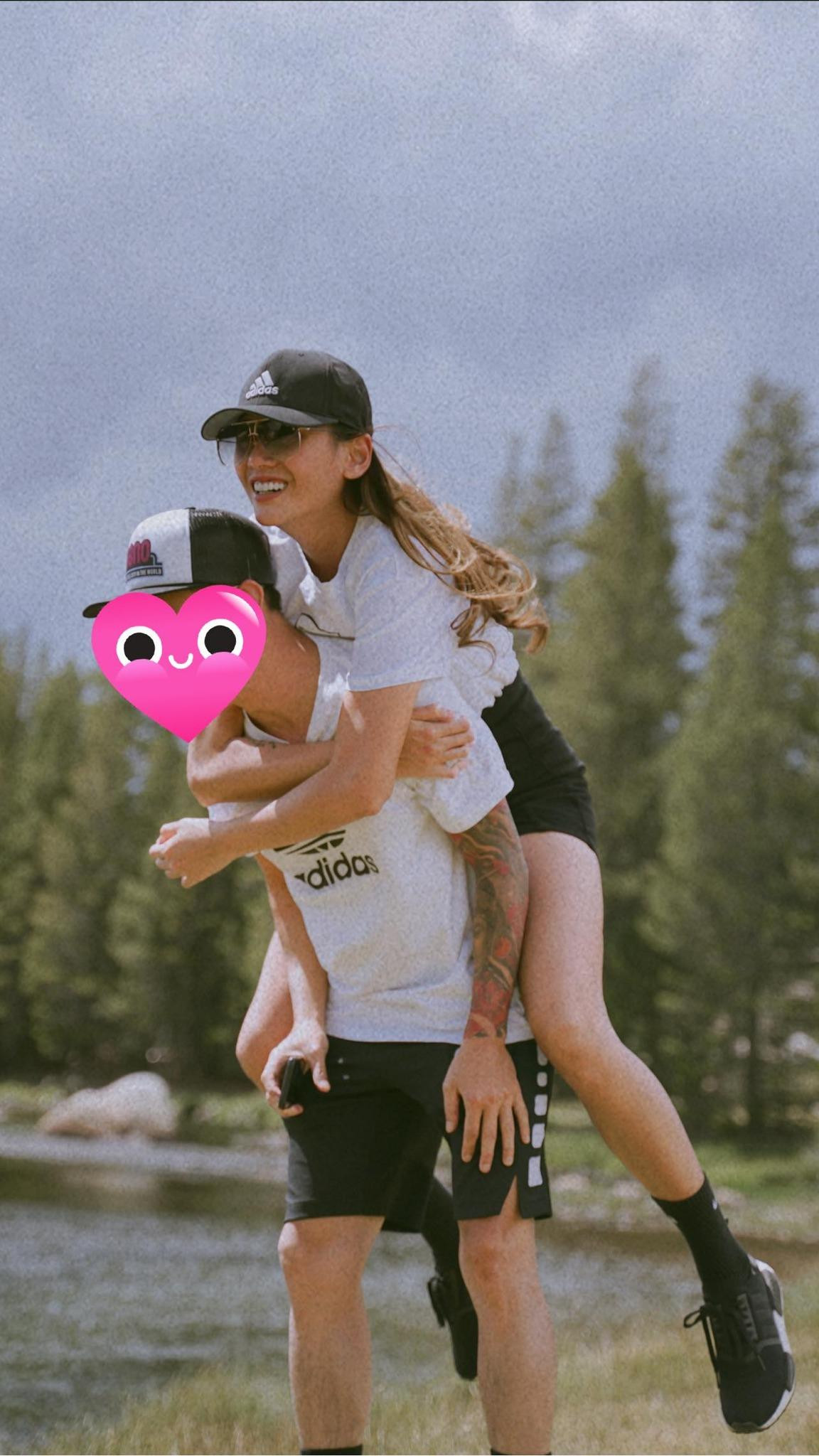 Theo nữ siêu mẫu, việc giữ danh tính chồng sắp cưới là để bảo vệ sự riêng tư của anh.